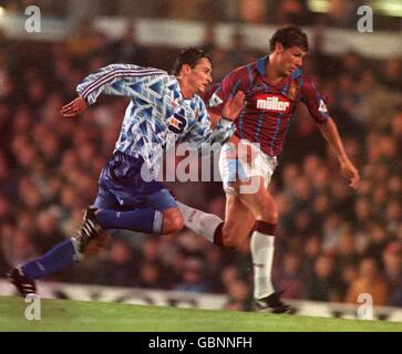 VLADIMIR KINDER, SLOVAN BRATISLAVA. NEIL COX, ASTON VILLA Stockfoto