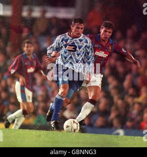 VLADIMIR KINDER, SLOVAN BRATISLAVA. NEIL COX, ASTON VILLA Stockfoto