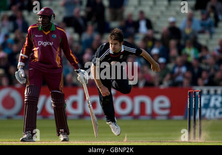 Cricket - Third NatWest One-Day International - England / West Indies - Edgbaston. Der englische James Anderson bowlt während des dritten One Day International in Edgbaston, Birmingham. Stockfoto