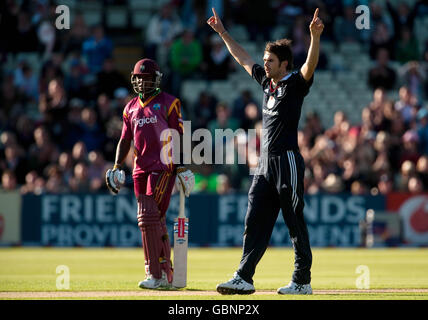 Der englische James Anderson feiert den Verlust von West Indies's Sulieman Benn, der beim dritten One Day International in Edgbaston, Birmingham, gewonnen hat. Stockfoto