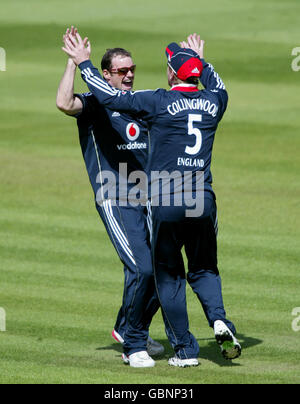 Englands Kapitän Andrew Strauss feiert mit Paul Collingwood, nachdem er Ramnaresh Sarwan von West Indies gefangen hatte. Stockfoto