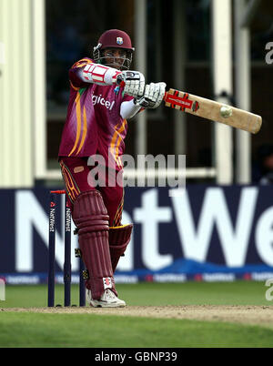 West Indies Shivnarine Chanderpaul spielt beim dritten One Day International in Edgbaston, Birmingham, einen Ball abseits der Bowlingbahn von Englands Dimitri Mascharenas. Stockfoto