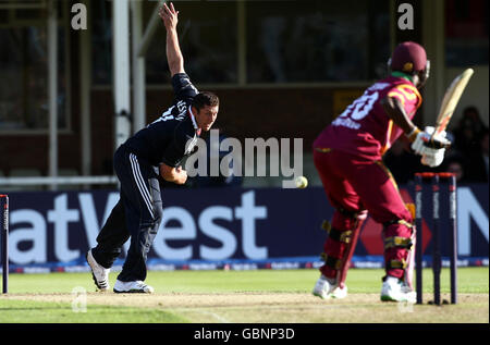 Englands Tim Bresnan in Aktion gegen die Westindischen Inseln während der dritten One Day International in Edgbaston, Birmingham. Stockfoto