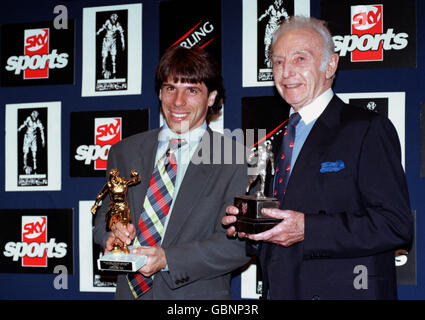 (L-R) Chelsea's Gianfranco Zola, der 50. Gewinner des Footballer of the Year Award, und Sir Stanley Matthews, der erste Gewinner des Awards, zeigen die jeweiligen Trophäen, die sie gewonnen haben Stockfoto