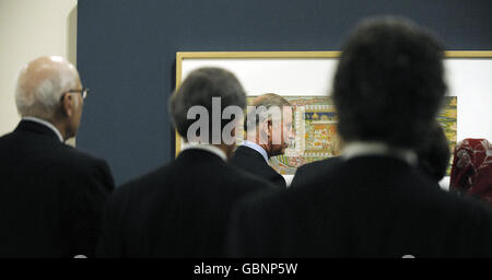 Der Prinz von Wales sieht ein Gemälde während der Eröffnung des Gartens und Kosmos: Die Royal Paintings of Jodhpur Ausstellung im British Museum in London. Stockfoto