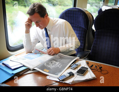 Der konservative Parteivorsitzende David Cameron reist heute von Oxford nach Yorkshire, wo er sich auch weiterhin für die Kommunalwahlen am 4. Juni einsetzen wird. Stockfoto