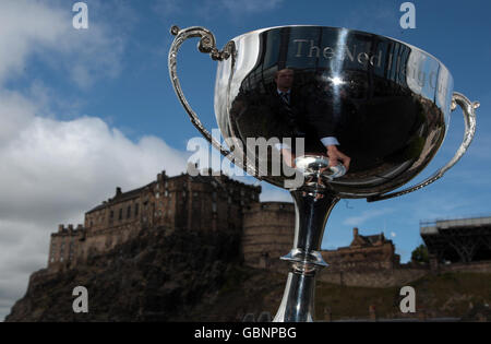 Rugby Union - Emirates Airline Edinburgh 7s Festival Photocall - Edinburgh. Der 7er Cup vor dem Edinburgh Castle während einer Fotoschau des Edinburgh 7er Festivals von Emirates Airline in Edinburgh, Schottland. Stockfoto