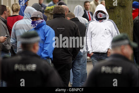 Loyale Unterstützer vor dem Ballymena Court in Nordirland. Stockfoto