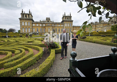 Hauptgärtner Trevor und Hilary Wood im privaten italienischen Garten des Herzogs von Marlborough im Blenheim Palace, wo eine Tafel enthüllt wird, um zu feiern, dass der Palast den „Garten des Jahres“-Preis gewonnen hat. Stockfoto