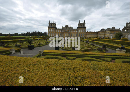 Der private italienische Garten des Herzogs von Marlborough ist abgebildet Blenheim Palast, wo eine Tafel zur Feier enthüllt wird Der Palast wurde mit dem „Garten des Jahres“ ausgezeichnet Stockfoto