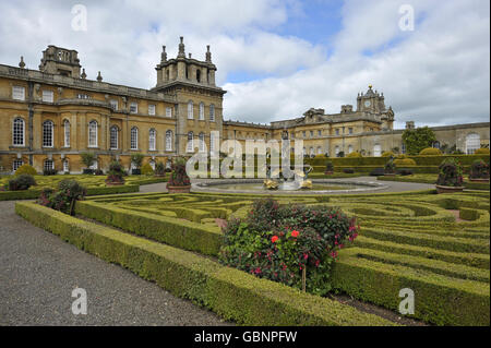 Der private italienische Garten des Herzogs von Marlborough ist abgebildet Blenheim Palast, wo eine Tafel zur Feier enthüllt wird Der Palast wurde mit dem „Garten des Jahres“ ausgezeichnet Stockfoto