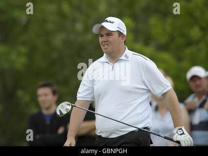 Irlands Shane Lowry tritt nach seinem Abschlag am 2. Während der 1. Runde der European Open im London Golf Club in Ash, Kent, aus. Stockfoto
