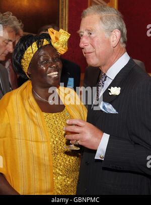 Der Prinz von Wales, rechts, Patron des University of Cambridge Programms für Nachhaltigkeitsführung, spricht mit dem kenianischen Professor Wangari Maathai, der 2004 den Friedensnobelpreis erhielt, während eines Empfangs für Nobelpreisträger und Klimaexperten im St. James's Palace in London. Stockfoto