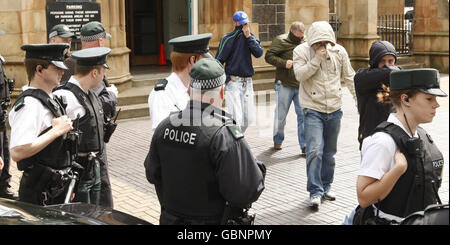 Loyale Unterstützer vor dem Ballymena Court in Nordirland. Stockfoto