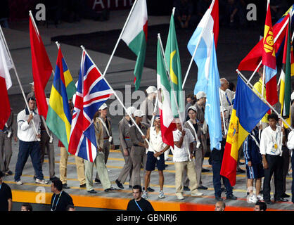 Der britische Kelly Holmes trägt nach dem Sieg die britische Flagge Zwei Goldmedaillen Stockfoto