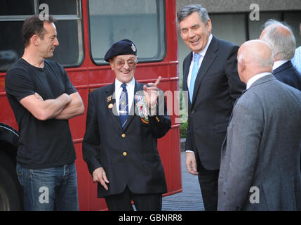 Premierminister Gordon Brown (3. Von rechts) trifft Kriegsveteranen und Schauspieler Jason Isaacs (links), während er heute Morgen in London beim Hope Not Hate Bus während seines Wahlkampfs für die bevorstehenden Kommunalwahlen steht. Stockfoto