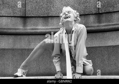 Sarah Stockbridge modelliert Boxershorts, Hemd, Weste und Krawatte-Outfit aus blau gestreifter Baumwolle, entworfen von Vivienne Westwood, nominiert für die British Fashion Awards 1989 Stockfoto