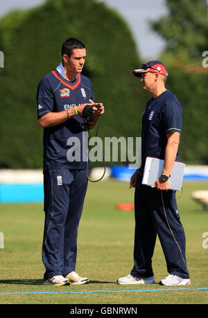 Englands Kevin Pietersen spricht mit Andy Flower während einer Übungsstunde an der Loughborough University, Loughborough. Stockfoto