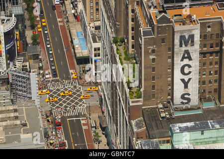 Allgemeine Ansicht des Kaufhauses Macys und Verkehr auf der Seventh Avenue in Manhattan, New York, USA Stockfoto