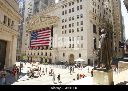 Blick Auf New York. Eine Statue von George Washington blickt auf die New Yorker Börse in Manhattan, New York, USA Stockfoto