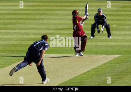 Cricket - Twenty20 Cup 2009 - Midlands/West/Wales Division - Warwickshire Bears gegen Northamptonshire Steelbacks - Edgbaston. Ian Harvey von Northamptonshire Steelbacks schlägt zu Stockfoto