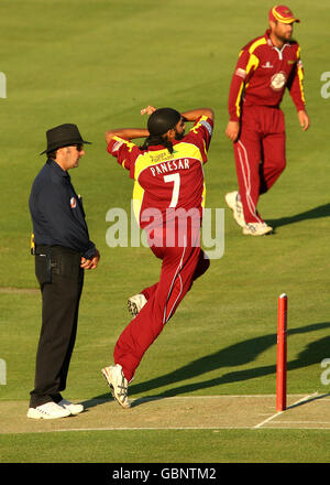 Cricket - Twenty20 Cup 2009 - Midlands/West/Wales Division - Warwickshire Bears gegen Northamptonshire Steelbacks - Edgbaston. Monty Panesar von Northamptonshire Steelbacks in Action-Bowling Stockfoto