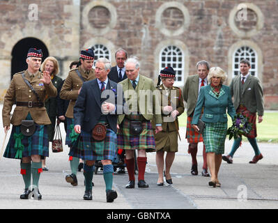 Prinz Charles, Duke of Rothesay (vorne, 2. Links) und Camilla Duchess of Cornwall, Duchess of Rothsay (2. Rechts) treffen sich bei einem Besuch der Black Watch, 3. Bataillon, dem Royal Regiment of Scotland, Fort George, Inverness. Stockfoto