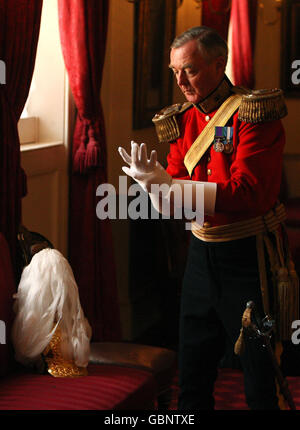 Ein Mitglied der Gentlemen at Arms, im Colour Court, im St. James's Palace, London, als Teil einer Parade anlässlich des 500. Jahrestages der Anstalt der Gentlemen at Arms als Leibwächter des Monarchen durch König Heinrich VIII. Im Jahr 1509. Stockfoto