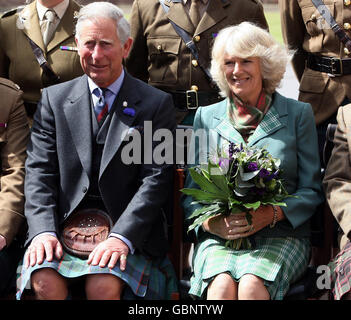 Charles und Camilla treffen Soldaten und deren Angehörige Stockfoto