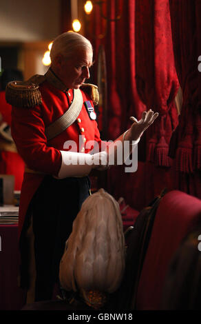 EDITOREN BEACHTEN SIE BITTE DIE UMSCHALTUNG VON KÖNIG HEINRICH VII. AUF KÖNIG HEINRICH VIII. Ein Mitglied der Gentlemen at Arms, im Colour Court, im St. James's Palace, London, als Teil einer Parade anlässlich des 500. Jahrestages der Anstalt der Gentlemen at Arms als Leibwächter des Monarchen durch König Heinrich VIII. Im Jahr 1509. Stockfoto