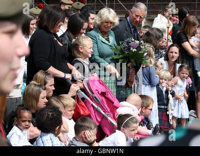 Prinz Charles, Herzog von Rothesay und Camilla Herzogin von Cornwall, Herzogin von Rothesay posieren für ein Gruppenfoto mit den Familien der Soldaten der Black Watch, 3. Bataillon des Royal Regiment of Scotland, Fort George, Inverness. Stockfoto