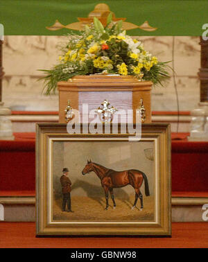 Ein Gemälde des Pferdes Nijinsky liegt vor dem Sarg von Vincent O'Brien während seiner Beerdigung in der St. Conleth's Church, Newbridge County Kildare. Stockfoto