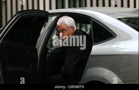 Kanzler Alistair Darling kommt in der Downing Street 11 im Zentrum von London an, da die Wahlen im ganzen Land bei den Europawahlen stattfinden. Stockfoto