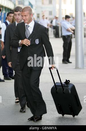 Der englische Kapitän David Beckham kommt am Flughafen Wien an Stockfoto