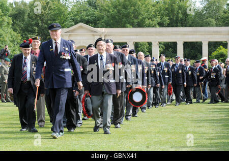 Veteranen bei einem Gottesdienst auf dem Friedhof von Bayeux, zum 65. Jahrestag der Landung in der Normandie. Stockfoto