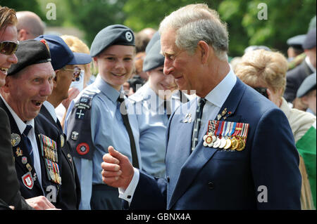 Der Prinz von Wales trifft Veteranen bei einem Gottesdienst auf dem Bayeux Friedhof, am 65. Jahrestag der Landung in der Normandie. Stockfoto