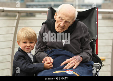 Henry Allingham feiert 113. Geburtstag Stockfoto