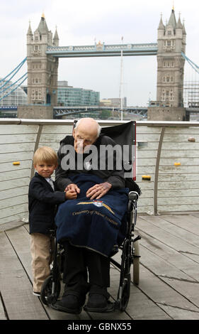 Henry Allingham feiert 113. Geburtstag Stockfoto