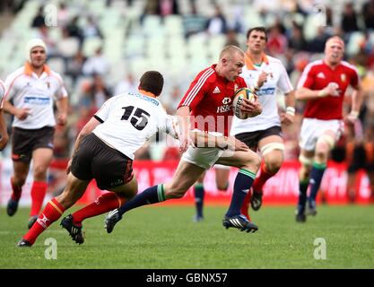 Rugby Union - Tour Match - Geparden gegen britische und irische Löwen - Vodacom Park. Keith Earls von British und Irish Lions kommt von Hennie Daniller, einem Geparden des Freistaates, weg, um seine Seiten beim zweiten Versuch des Spiels zu gewinnen Stockfoto