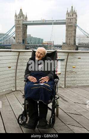 Henry Allingham feiert 113. Geburtstag Stockfoto