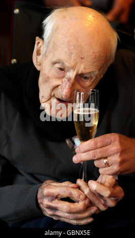 Der älteste Mann Großbritanniens und der älteste noch lebende Veteran des Ersten Weltkriegs, Henry Allingham, feiert seinen 113. Geburtstag bei einer Party der Royal Navy im HMS President in London. Stockfoto