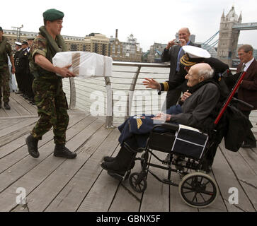 Henry Allingham feiert 113. Geburtstag Stockfoto