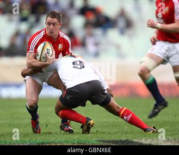 Rugby Union - Tour Match - Geparden gegen britische und irische Löwen - Vodacom Park. Shane Williams von britischen und irischen Lions wird von Tewis de Bruyn, einem Geparden des Freistaates, angegangen Stockfoto