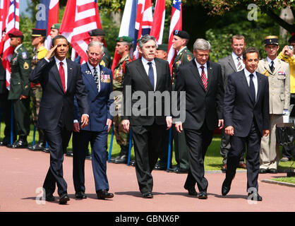 (Von links nach rechts) US-Präsident Barack Obama, der Prinz von Wales, der britische Premierminister Gordon Brown, der kanadische Premierminister Stephen Harper und Frankreichs Präsident Nicolas Sarkozy nehmen am 65. Jahrestag der Landungen des D-Day an einem Gedenkgottesdienst auf dem amerikanischen Friedhof in Colleville-sur-Mer in der Normandie Teil. Stockfoto