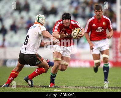 Rugby Union - Tour Match - Geparden gegen britische und irische Löwen - Vodacom Park. Stephen Ferris (Cenre) von britischen und irischen Löwen versucht, dem Freistaat-Geparden Heinrich Brussow zu entfliehen (links) Stockfoto