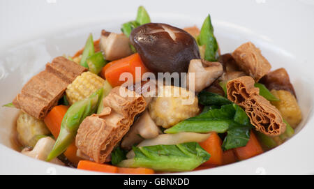 Weiße Schale mit rühren gebratenes Gemüse mit Sesam-Öl-Sauce Stockfoto