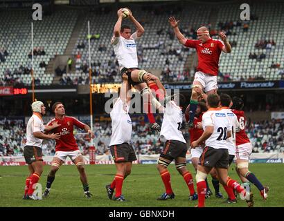 Rugby Union - Tour Match - Geparden gegen britische und irische Löwen - Vodacom Park. Die Free State Geparden und die britischen und irischen Lions Spieler bestreiten eine Line-Out-Position Stockfoto