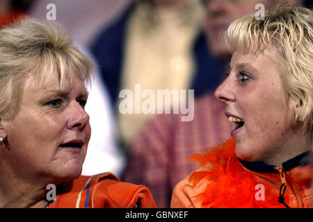 Fußball - International freundlich - Holland V Liechtenstein. Holland-Fans genießen die Atmosphäre im Galgenwaard-Stadion Stockfoto