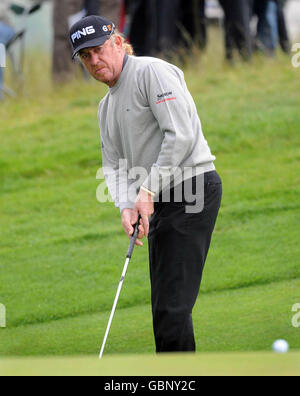 Miguel Angel Jimenez beobachtet seine Ballfahrt auf den 4. Green während der 3. Runde der Celtic Manor Wales Open 2009 im Celtic Manor Resort, Newport, Wales. Stockfoto