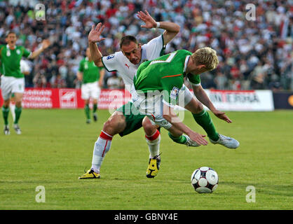 Damien Duff, Irlands Republik, zwickt sich mit Radostin Kishishev Litex aus Bulgarien während des WM-Qualifikationsspiel im Vasil Levski Stadion in Sofia, Bulgarien. Stockfoto